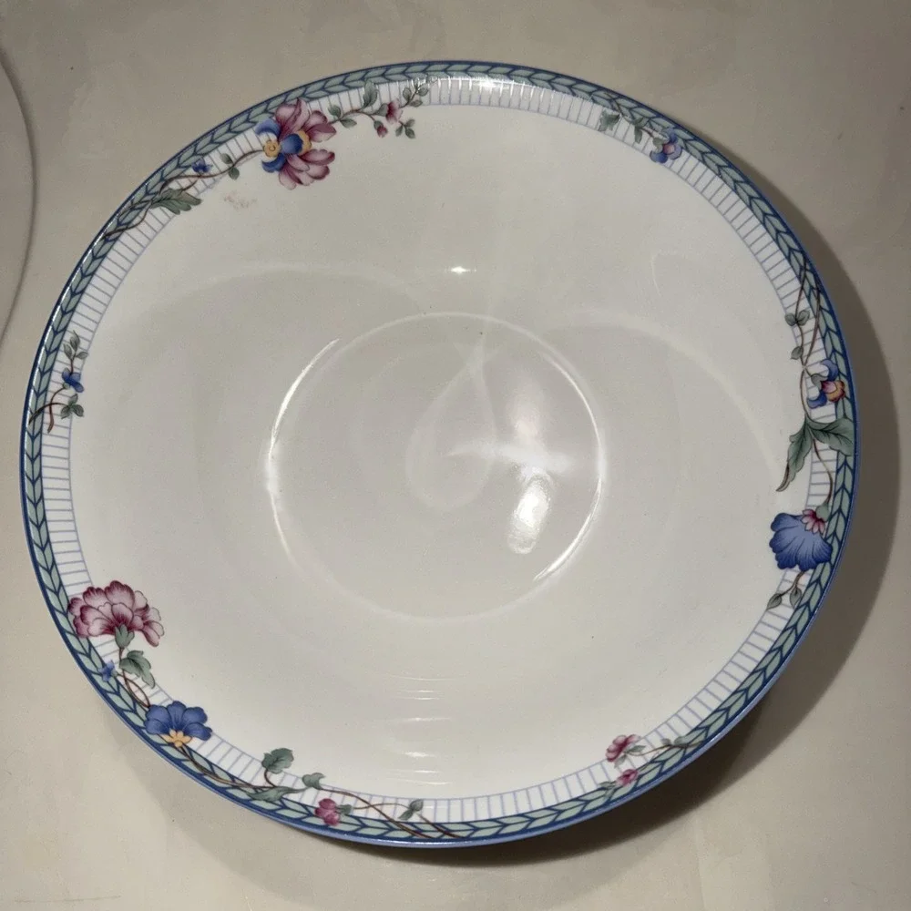 Oneida rimmed bowl